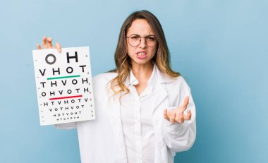 Güzel kadın sinirli, sinirli ve hayal kırıklığına uğramış görünüyor.