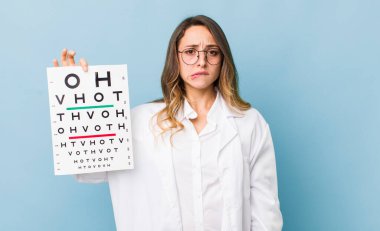 Güzel kadın kafası karışmış ve şaşkın görünüyor.