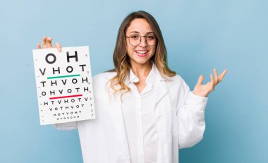 Güzel bir kadın kendini mutlu hissediyor, bir çözüm ya da fikir bulduğunda şaşırıyor.