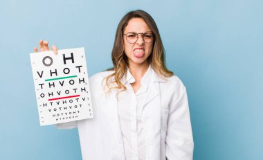 Güzel bir kadın tiksinti ve tedirginlik duyar ve dilini dışarı çıkarır.