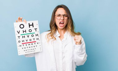 Güzel bir kadın sinirli bir ifadeyle agresif bir şekilde bağırıyor.