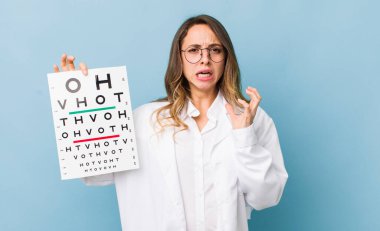 Güzel bir kadın ellerini havaya kaldırıp çığlık atıyor.