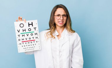 Güzel kadın şaşkın ve şaşkın hissediyor.