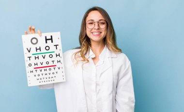 Güzel kadın mutlu ve hoş bir şekilde şaşırmış görünüyor.