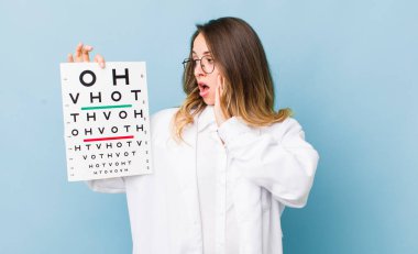 Güzel bir kadın mutlu, heyecanlı ve şaşırmış hissediyor.