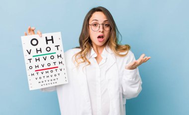 Güzel bir kadın son derece şaşırmış ve şaşırmış hissediyor.