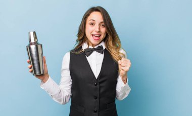 Güzel kadın şokta, gülüyor ve başarıyı kutluyor.