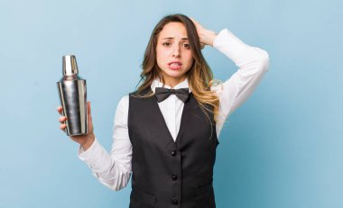 Güzel bir kadın kendini stresli, endişeli ya da korkmuş hissediyor.