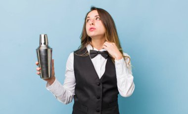 Güzel bir kadın stresli, endişeli, yorgun ve hayal kırıklığına uğramış hissediyor.