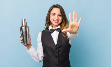 Güzel bayan gülümsüyor ve arkadaş canlısı görünüyor, 5 numarayı gösteriyor.