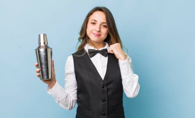 Güzel kadın kibirli, başarılı, pozitif ve gururlu görünüyor.