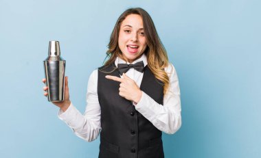 Güzel bir kadın heyecanlı ve şaşırmış görünüyor.