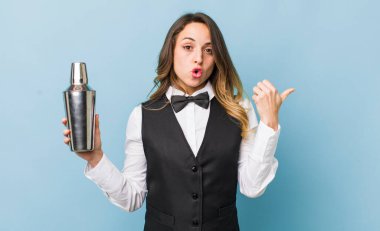 Güzel bir kadın inançsızlığa şaşırmış görünüyor.