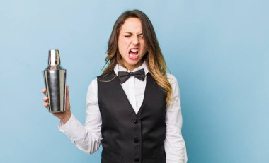 Güzel kadın agresif bir şekilde bağırıyor, çok kızgın görünüyor.