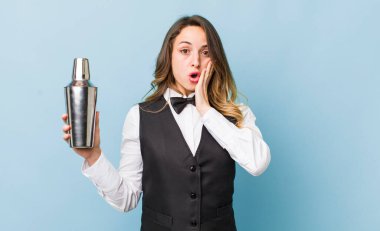 Güzel bir kadın şok olmuş ve korkmuş hissediyor.