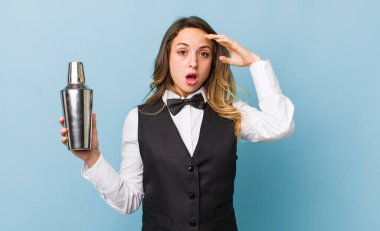 Güzel kadın şaşırmış görünüyor, yeni bir düşünce, fikir ya da konsept fark ediyor.