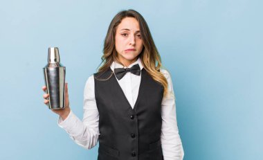 Güzel kadın kafası karışmış ve şaşkın görünüyor.