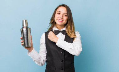 Güzel bir kadın kendini mutlu hisseder ve bir meydan okumayla yüzleşir.