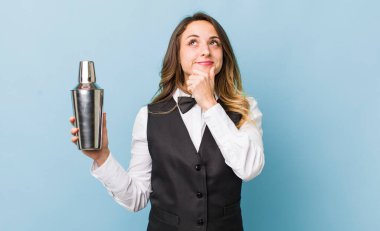 Düşünen, kuşkucu ve kafası karışık güzel bir kadın.