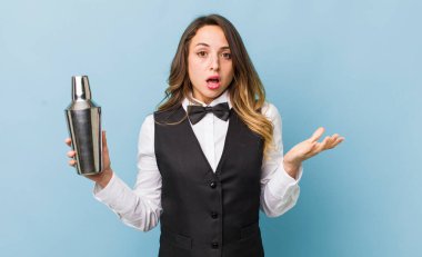 Güzel bir kadın son derece şaşırmış ve şaşırmış hissediyor.