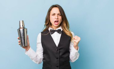 Güzel bir kadın sinirli bir ifadeyle agresif bir şekilde bağırıyor.