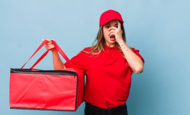 Güzel bir kadın şok olmuş, korkmuş ya da korkmuş görünüyor.