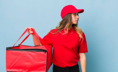 Güzel bir kadın profil görünümünde düşünüyor, hayal ediyor ya da hayal kuruyor.