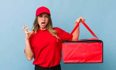 Güzel bir kadın ellerini havaya kaldırıp çığlık atıyor.