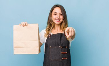 Güzel bir kadın kamerayı işaret ederek seni seçiyor.