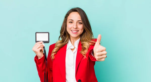 Vacker Kvinna Känner Sig Stolt Ler Positivt Med Tummen Upp — Stockfoto