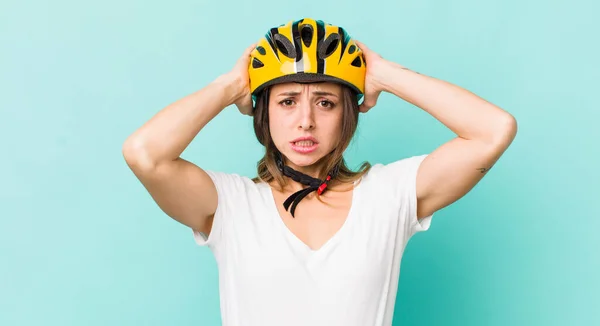 Vacker Kvinna Känner Sig Stressad Orolig Eller Rädd Med Händerna — Stockfoto