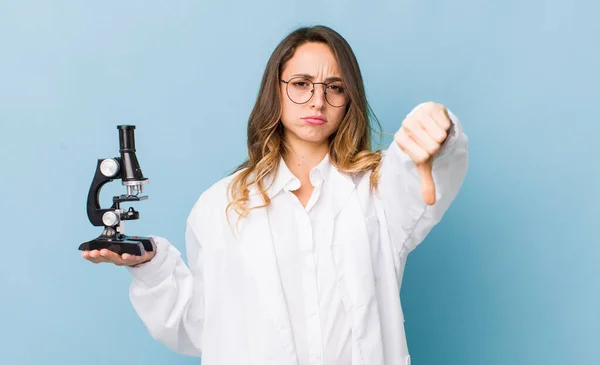 Mooie Vrouw Voelt Kruis Tonen Duimen Naar Beneden — Stockfoto