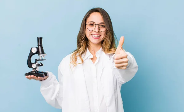 Mooie Vrouw Voelt Zich Trots Positief Glimlachen Met Duimen Omhoog — Stockfoto