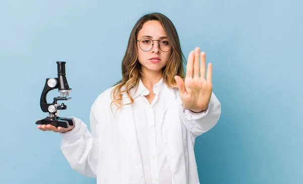 Mooie Vrouw Kijken Serieus Tonen Open Palm Maken Stop Gebaar — Stockfoto