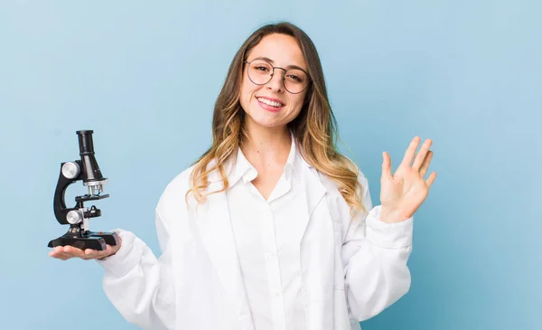 Bonita Mujer Sonriendo Felizmente Saludándote Con Mano Dándote Bienvenida Saludándote —  Fotos de Stock