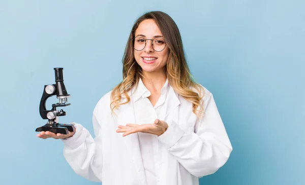 Bonita Mujer Sonriendo Alegremente Sintiéndose Feliz Mostrando Concepto — Foto de Stock