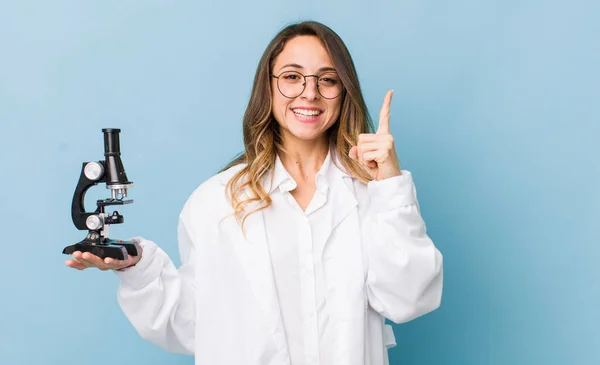 Mujer Bonita Sintiéndose Como Genio Feliz Emocionado Después Realizar Una — Foto de Stock