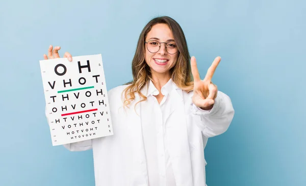 Mujer Bonita Sonriendo Mirando Feliz Haciendo Gestos Victoria Paz — Foto de Stock