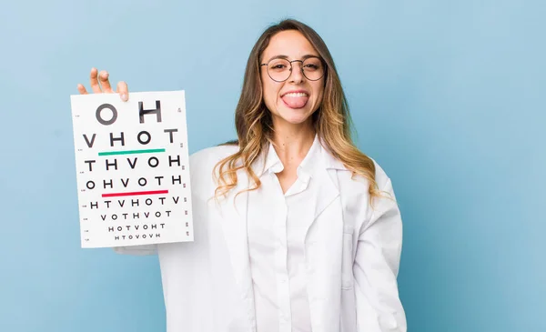 Hübsche Frau Mit Fröhlicher Und Rebellischer Attitüde Die Witze Macht — Stockfoto