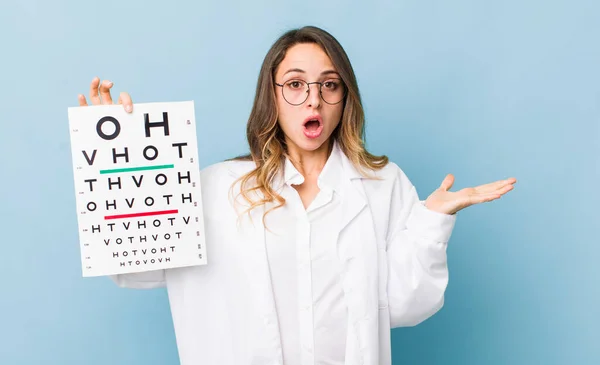 Mooie Vrouw Kijken Verrast Geschokt Met Kaak Laten Vallen Houden — Stockfoto