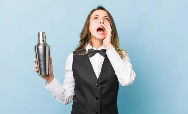 Vacker Kvinna Känner Sig Lycklig Ger Ett Stort Rop Med — Stockfoto