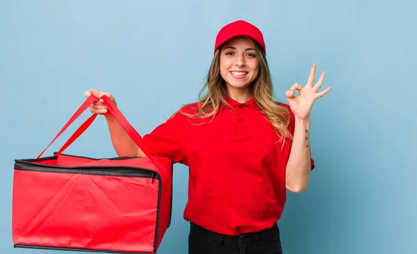 Mooie Vrouw Voelt Zich Gelukkig Het Tonen Van Goedkeuring Met — Stockfoto