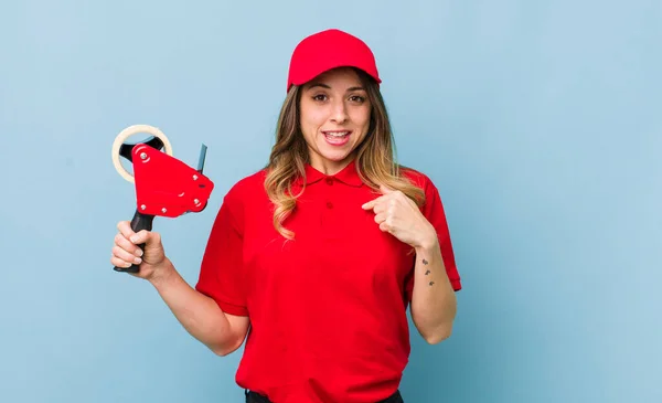 Hübsche Frau Sieht Schockiert Und Überrascht Mit Weit Aufgerissenem Mund — Stockfoto