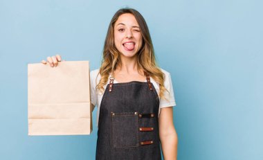 Neşeli ve asi tavırlı, şakacı ve dilsiz güzel bir kadın.