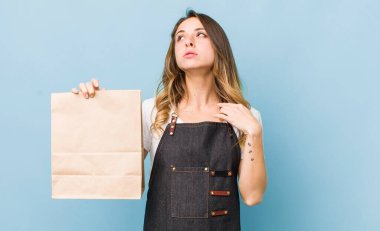 Güzel bir kadın stresli, endişeli, yorgun ve hayal kırıklığına uğramış hissediyor.