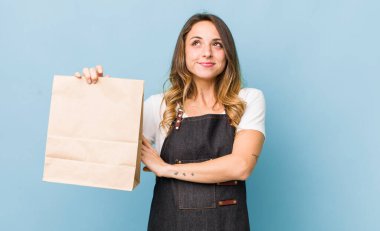 Güzel bir kadın omuz silkiyor, kafası karışık ve kararsız.