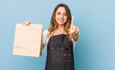 Güzel bir kadın gülümsüyor ve arkadaş canlısı görünüyor.