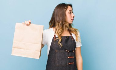 Güzel bir kadın profil görünümünde düşünüyor, hayal ediyor ya da hayal kuruyor.