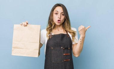 Güzel bir kadın inançsızlığa şaşırmış görünüyor.