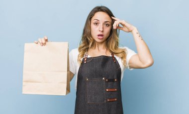 Güzel kadın şaşırmış görünüyor, yeni bir düşünce, fikir ya da konsept fark ediyor.